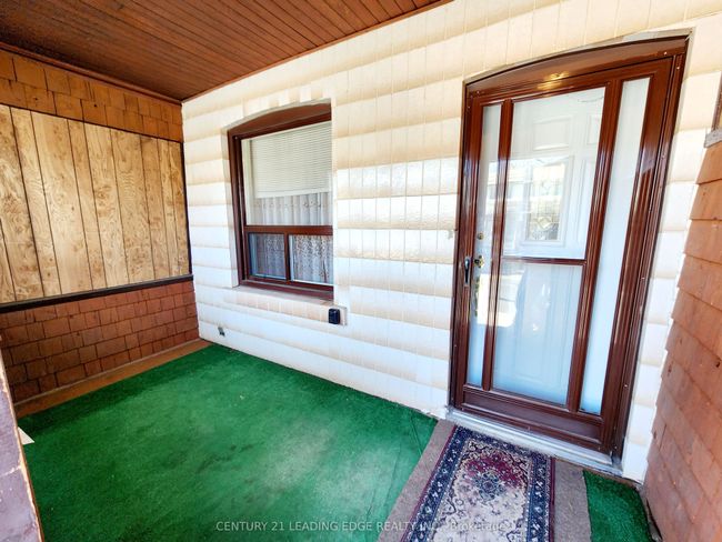 635 Coxwell Ave, House attached with 3 bedrooms, 2 bathrooms and null parking in Toronto ON | Image 4