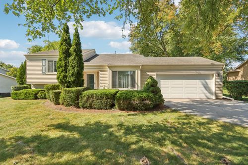 377 Briar Ct, Pewaukee, WI, 53072-3979 | Card Image