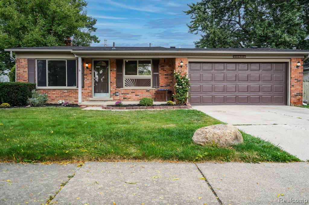 Truwood St, Woodhaven, MI 48183