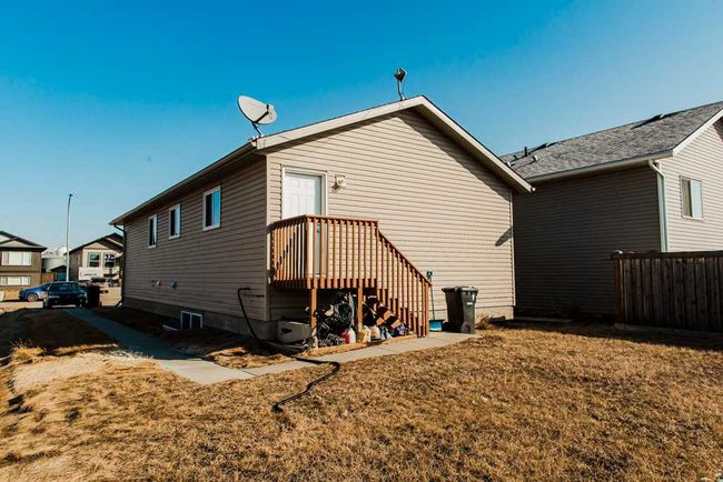 9615 113 Avenue, Home with 5 bedrooms, 3 bathrooms and 4 parking in Clairmont AB | Image 17