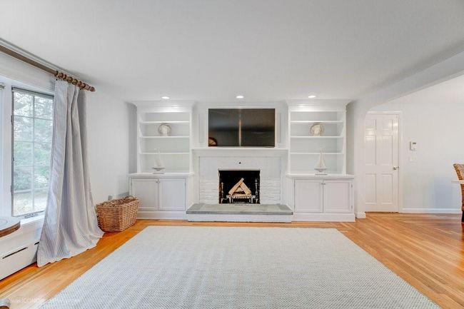 569 Turner Rd, Home with 4 bedrooms, 3 bathrooms and 6 parking in Middletown RI | Image 9