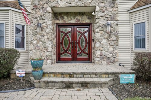 4 Isaac Dr, Pomona, NY, 10970-3218 | Card Image