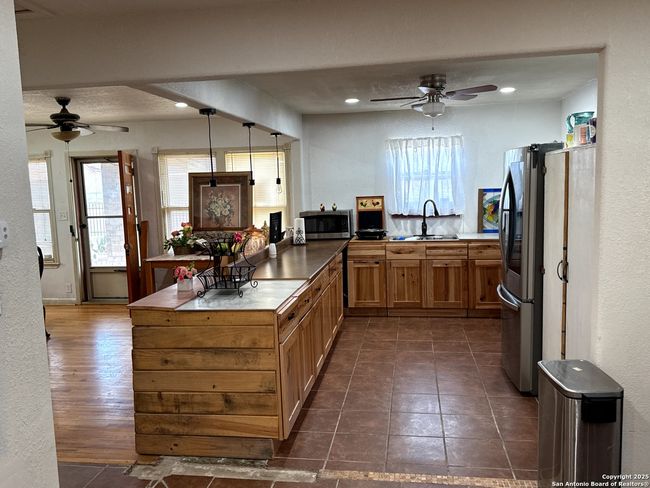 713 Boone St, House other with 2 bedrooms, 2 bathrooms and null parking in Uvalde TX | Image 8