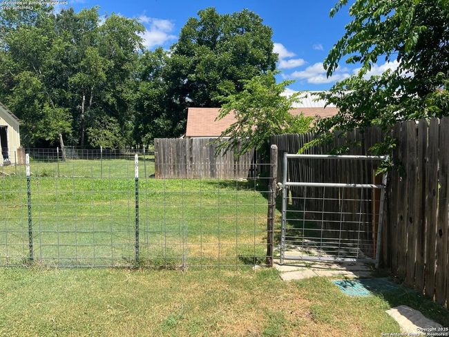 446 Waring Welfare Rd, House other with 2 bedrooms, 2 bathrooms and null parking in Waring TX | Image 14