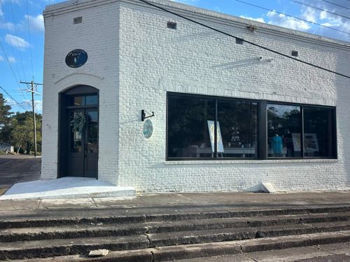 711 Main St, Woodville, MS, 39669-9709 | Card Image