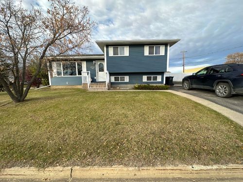 4702 54 Avenue, Home with 4 bedrooms, 1 bathrooms and 4 parking in Grimshaw AB | Card Image