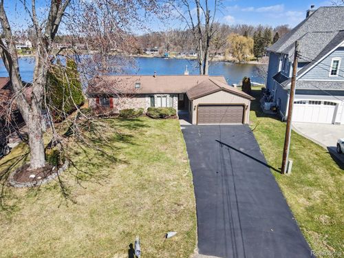 11591 Pleasant View Dr, Pinckney, MI, 48169-9558 | Card Image