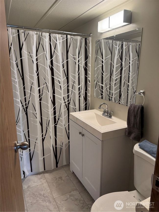 Hall bathroom | Image 17