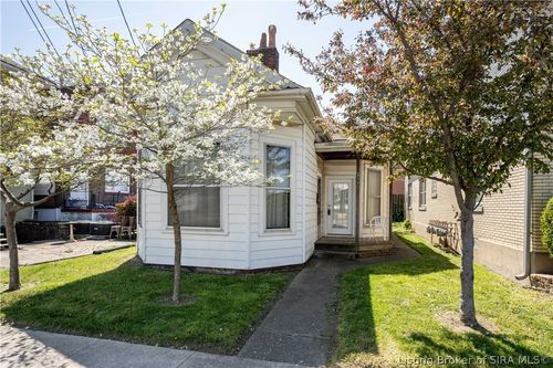 311 Wall St, Jeffersonville, IN, 47130-3425 | Card Image