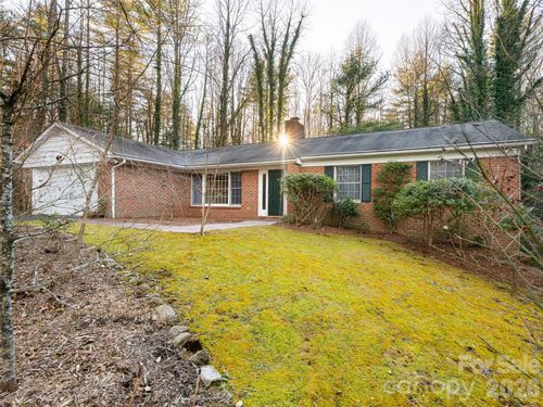 100 Wolf Shoals Dr, Hendersonville, NC, 28739-7401 | Card Image