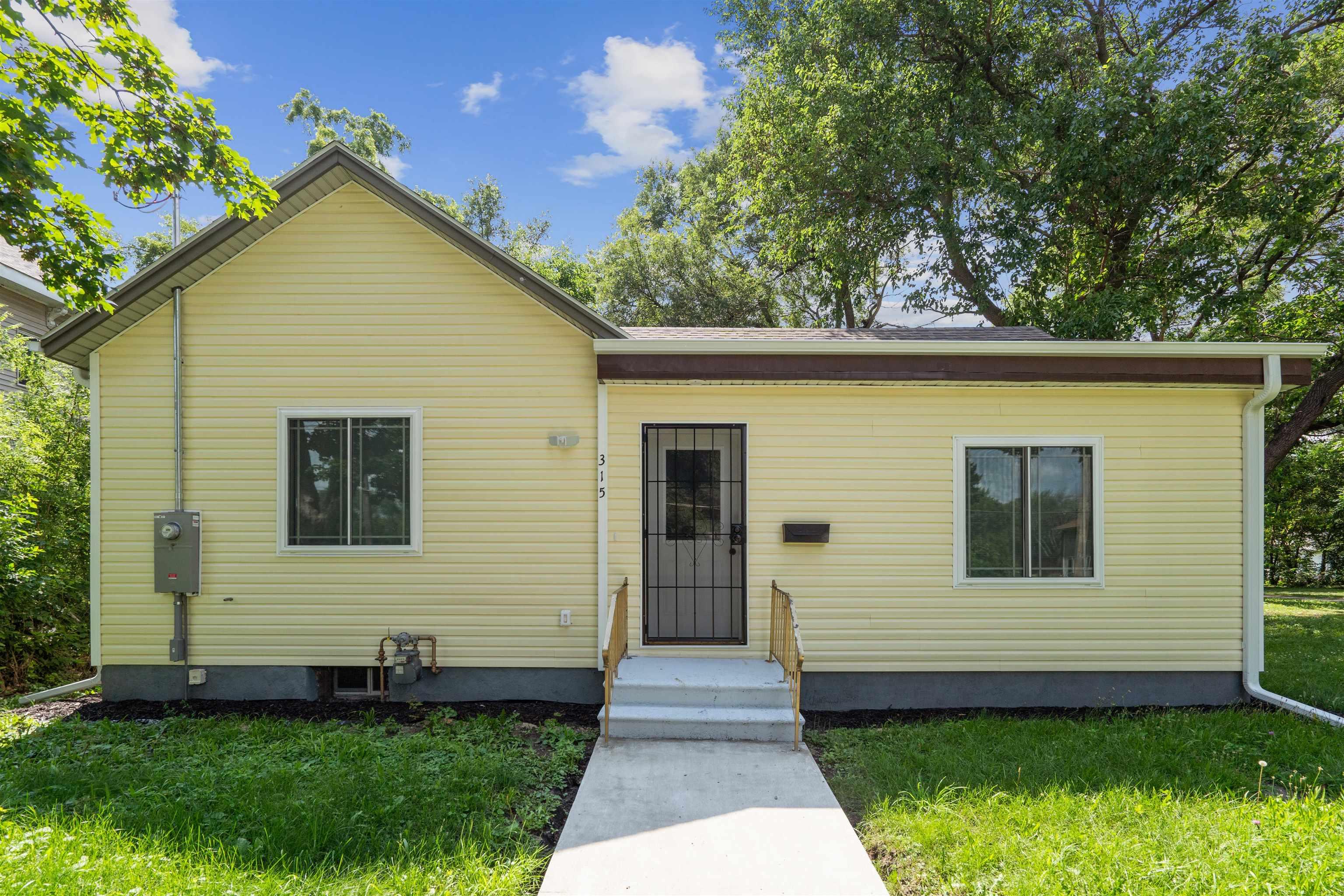 Logan Ave, Waterloo, IA 50703