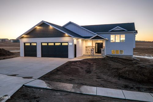 3511 Silver Leaf Ave Nw, Mandan, ND, 58554 | Card Image