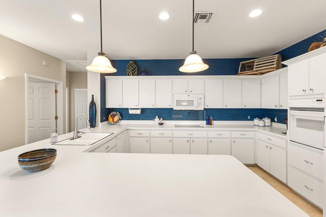 104 77 Th St, House other with 2 bedrooms, 2 bathrooms and null parking in HOLMES BEACH FL | Image 7