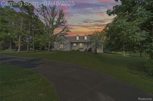 54030 Dequindre Rd, Shelby Township, MI, 48316-1288 | Card Image