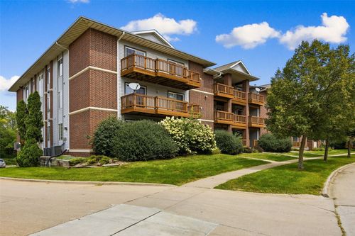 556 W Side Dr, Iowa City, IA, 52246 | Card Image