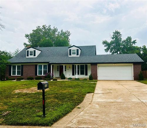 332 Meadowbrook Dr, Ballwin, MO, 63011-2415 | Card Image