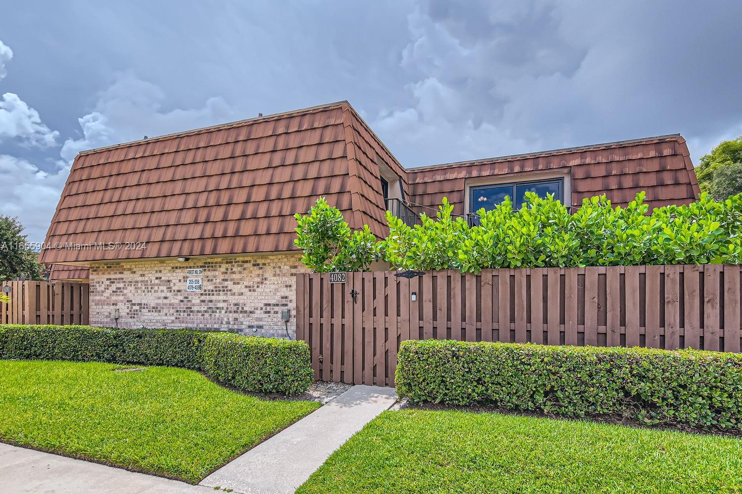 Forest Hill Dr, Hollywood, FL 33026
