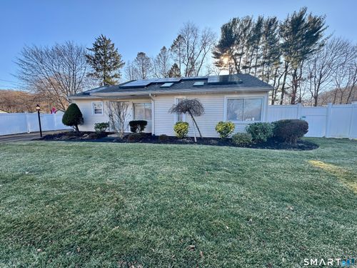 4 Hellstrom Rd, East Haven, CT, 06512-1319 | Card Image