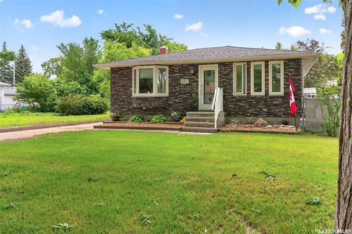653 Duffield St W, Moose Jaw, SK, S6H5J2 | Card Image