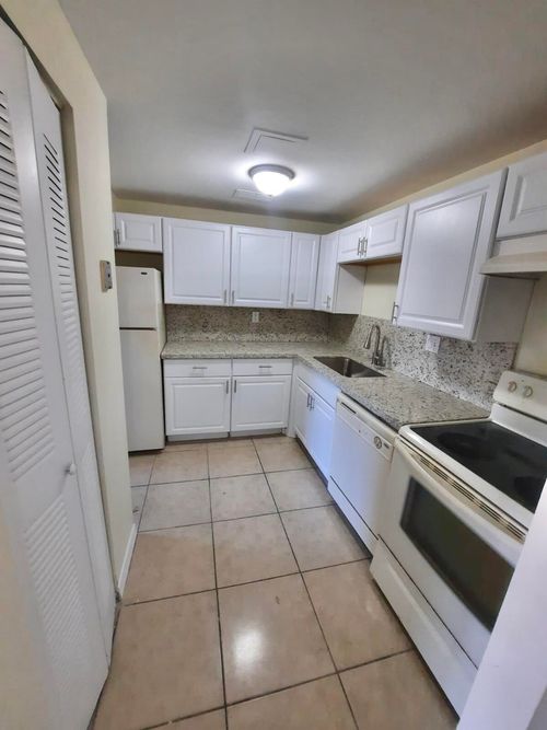 208-409 Executive Center Dr, West Palm Beach, FL, 33401-2903 | Card Image