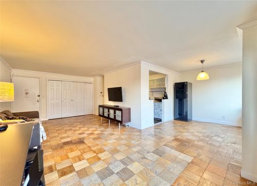 3h-86-15 Broadway, Elmhurst, NY, 11373-5829 | Card Image