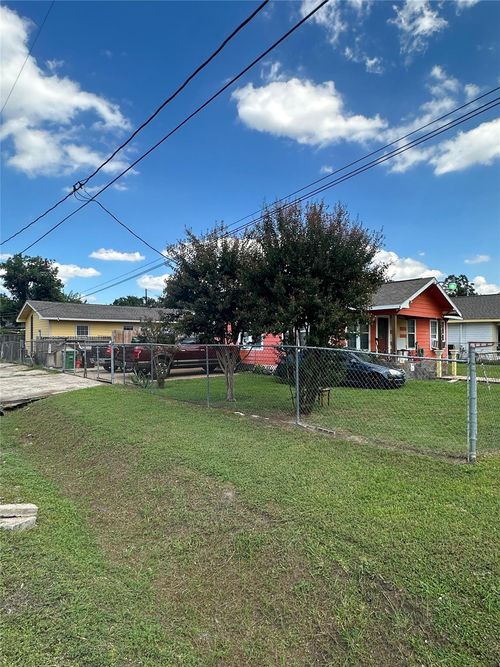 1003 Melbourne St, Houston, TX, 77022-5673 | Card Image
