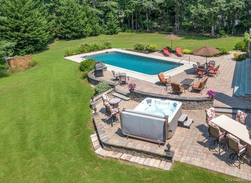 3 Melrose Ct, Dix Hills, NY, 11746-5607 | Card Image