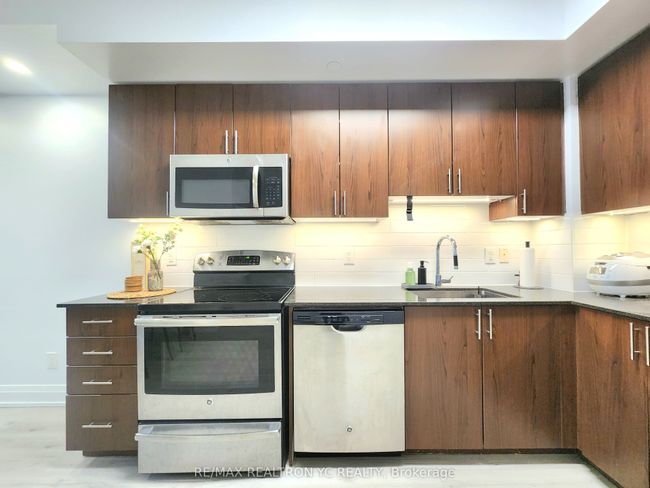 1007 - 7165 Yonge St, Condo with 2 bedrooms, 1 bathrooms and 1 parking in Thornhill ON | Image 6