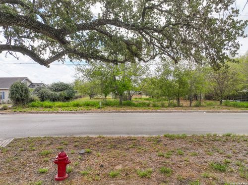607 W Colonial Pkwy, Devine, TX, 78016-1515 | Card Image
