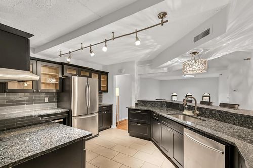 1011-270 E Highland Avenue, MILWAUKEE, WI, 53202 | Card Image