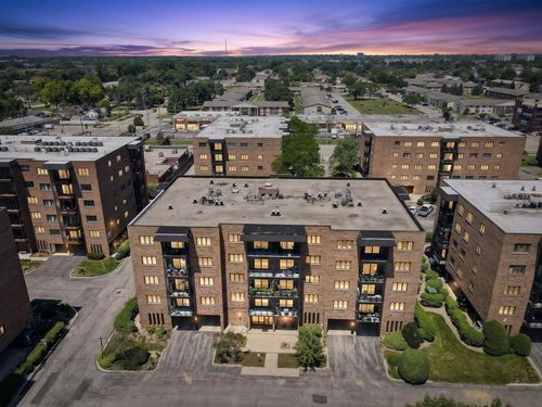 402-9374 Landings Ln, Des Plaines, IL, 60016-5233 | Card Image