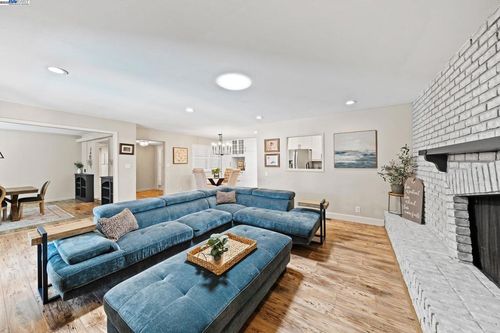 729 S Mills Ave, Lodi, CA, 95242-3563 | Card Image