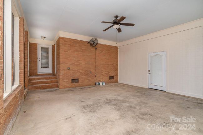 Screened in porch | Image 25