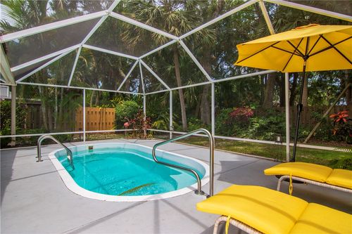 713 Royal Palm Pl, Vero Beach, FL, 32960-5139 | Card Image