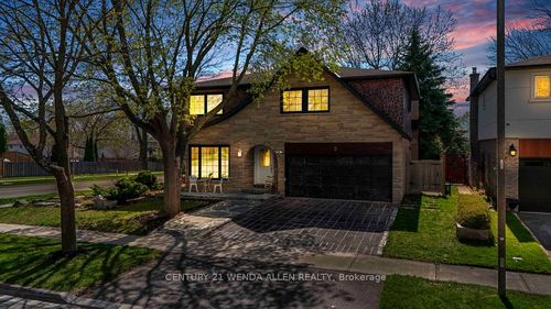 2 Ribblesdale Dr, Whitby, ON, L1N6K6 | Card Image