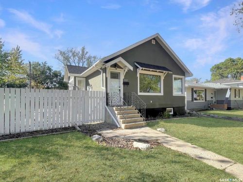 424 6th Ave Nw, Swift Current, SK, S9H0Y3 | Card Image