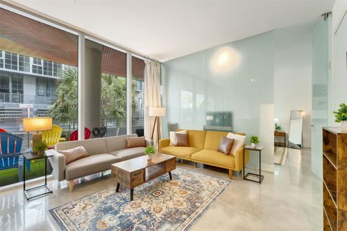 2b-250 Nw 24th St, Miami, FL, 33127-4337 | Card Image
