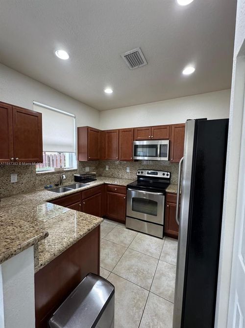 8795-8795 Nw 112th Path, Doral, FL, 33178-5615 | Card Image