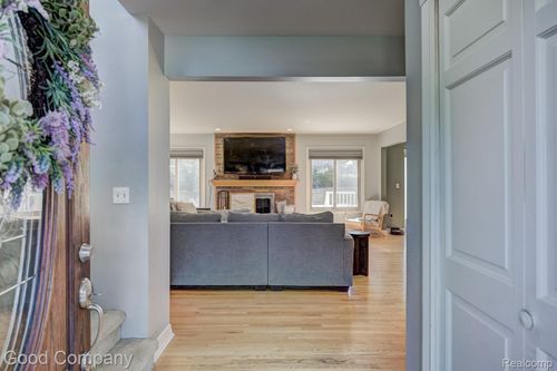 33424 Sunrise Dr, Fraser, MI, 48026-5028 | Card Image
