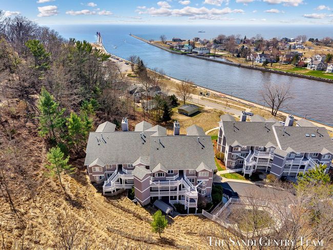 UNIT-21 - 810 S Harbor Dr, Condo with 3 bedrooms, 3 bathrooms and null parking in Grand Haven MI | Image 5