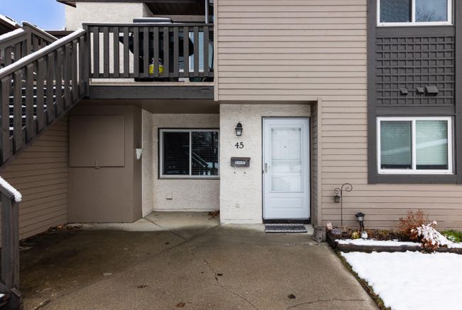 45 Cedar Springs Gardens Sw, Home with 2 bedrooms, 1 bathrooms and 1 parking in Calgary AB | Image 2