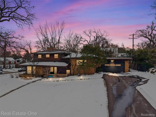 8675 Nadine Ave, Huntington Woods, MI, 48070-1206 | Card Image