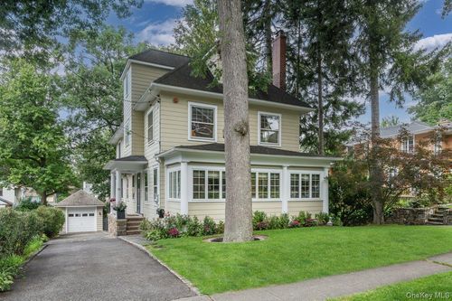 33 Young Ave, Pelham, NY, 10803-1723 | Card Image