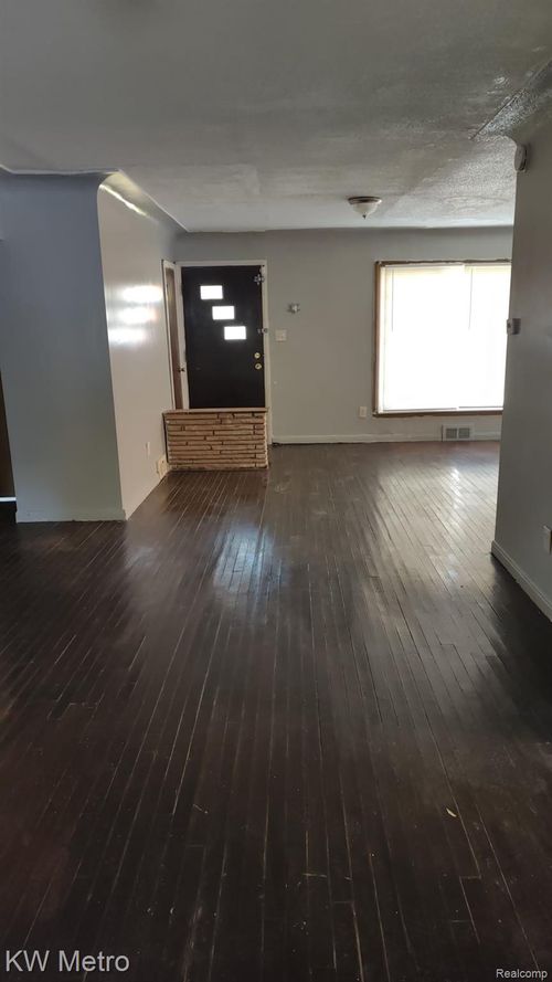 8272 E Outer Dr, Detroit, MI, 48213-1386 | Card Image