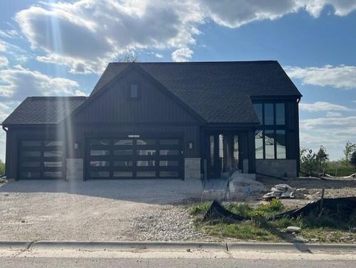 W251N2385 Valleyview Cir, Pewaukee, WI, 53072-1801 | Card Image