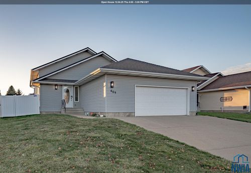 609 Lakeview Dr, McCook Lake, SD, 57049-4092 | Card Image