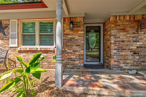 637 Post Oak Dr, Hurst, TX, 76053-6515 | Card Image