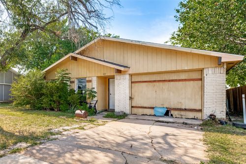 422 N Holiday Dr, Grand Prairie, TX, 75052-5841 | Card Image