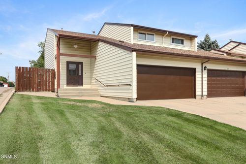 611 11th St E, Williston, ND, 58801-5636 | Card Image