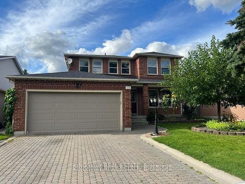 325 Salisbury Lane, Newmarket, ON, L3Y8A6 | Card Image